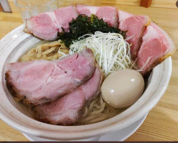 「塩たいおう」の塩ラーメンにチャーシューと味玉をトッピングした場合②